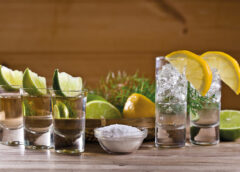 Mezcal vs. Tequila: La guía definitiva para dejar de mezclarlos con refresco y empezar a respetarlos