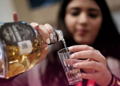 “Pink drinking”: la estrategia de la industria del alcohol para atraer a más mujeres, advierten especialistas