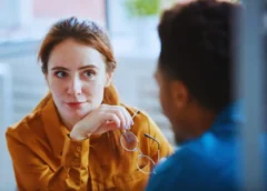 Lo que revela mantener la mirada fija durante una conversación, según la psicología